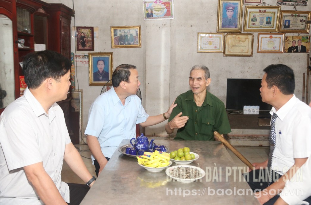 Đồng chí Chủ nhiệm Ủy ban Kiểm tra Tỉnh ủy thăm hỏi sức khỏe thương binh Lý Viết Khoáy