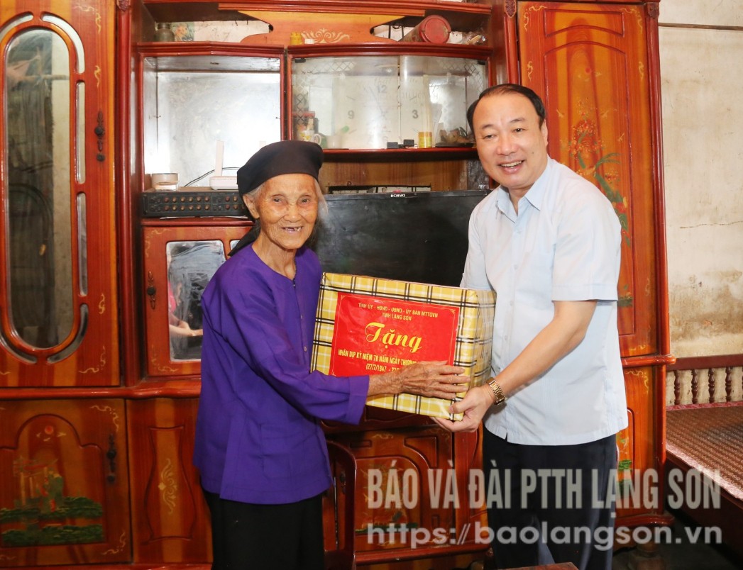 Đồng chí Chủ nhiệm Ủy ban Kiểm tra Tỉnh ủy tặng quà gia đình bà Lô Thị Khìm (vợ Liệt sĩ Sầm Văn Dền)
