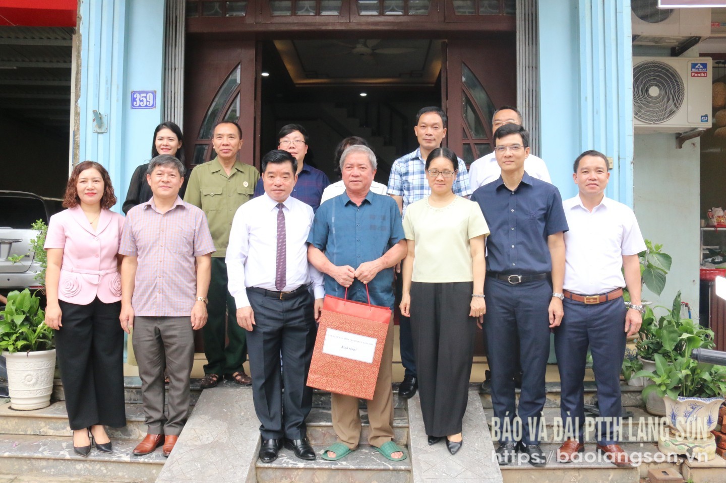 Đồng chí Bí thư Chi bộ, Phó Chủ nhiệm thường trực Uỷ ban Kiểm tra Tỉnh ủy cùng các các thành viên trong đoàn tặng quà thương binh Nông Văn Ngóng