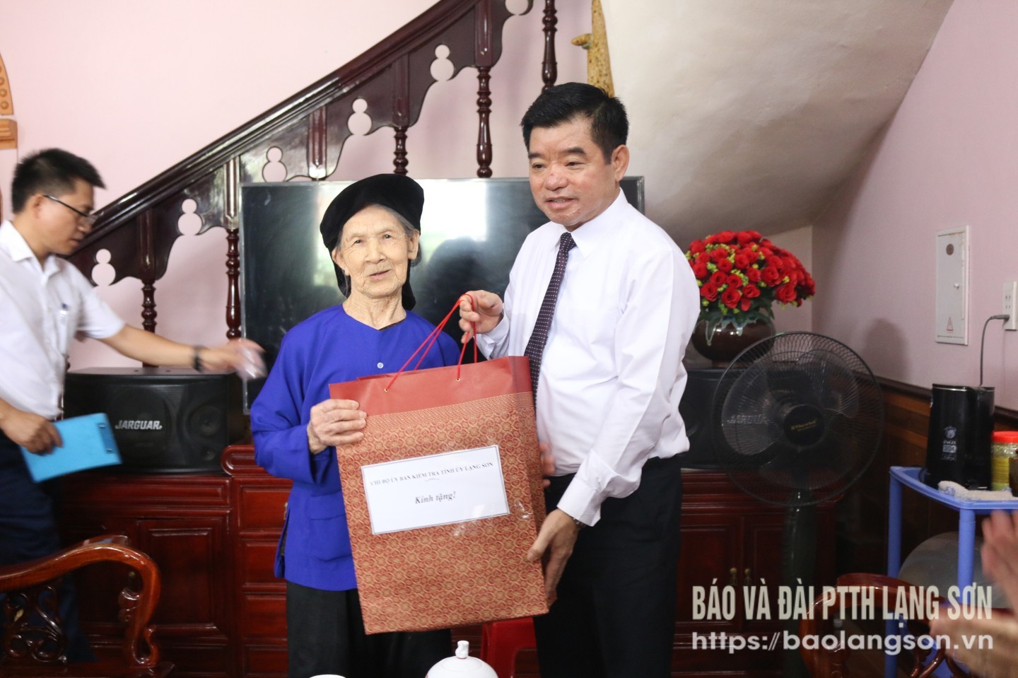 Đồng chí Bí thư Chi bộ, Phó Chủ nhiệm thường trực Uỷ ban Kiểm tra Tỉnh ủy tặng quà bà Lê Thị Nhum, mẹ liệt sĩ