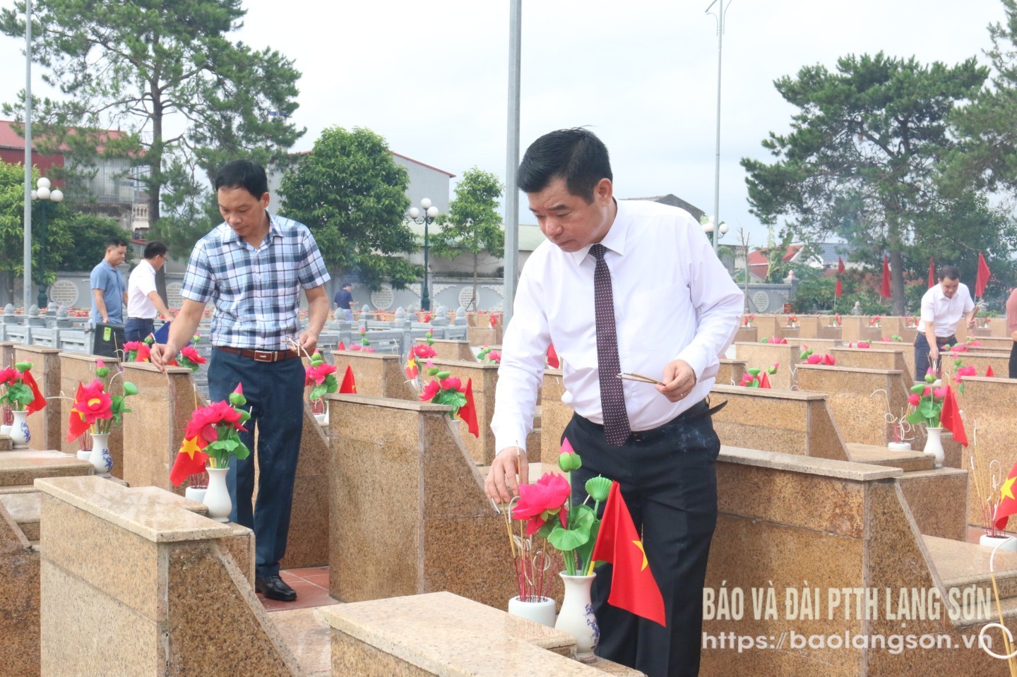 Đồng chí Bí thư Chi bộ, Phó Chủ nhiệm thường trực Uỷ ban Kiểm tra Tỉnh ủy thắp hương phần mộ các liệt sĩ tại Nghĩa trang liệt sĩ thành phố Lạng Sơn