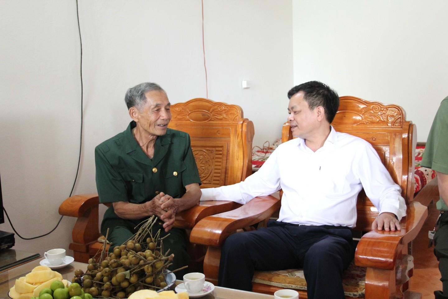 Đồng chí Nguyễn Quốc Khánh, Ủy viên Ban Thường vụ Tỉnh ủy, Trưởng Ban Tuyên giáo và Dân vận Tỉnh uỷ hỏi thăm sức khỏe, đời sống ông Tô Xuân Lâm, thôn Kim Quán, xã Đình Lập