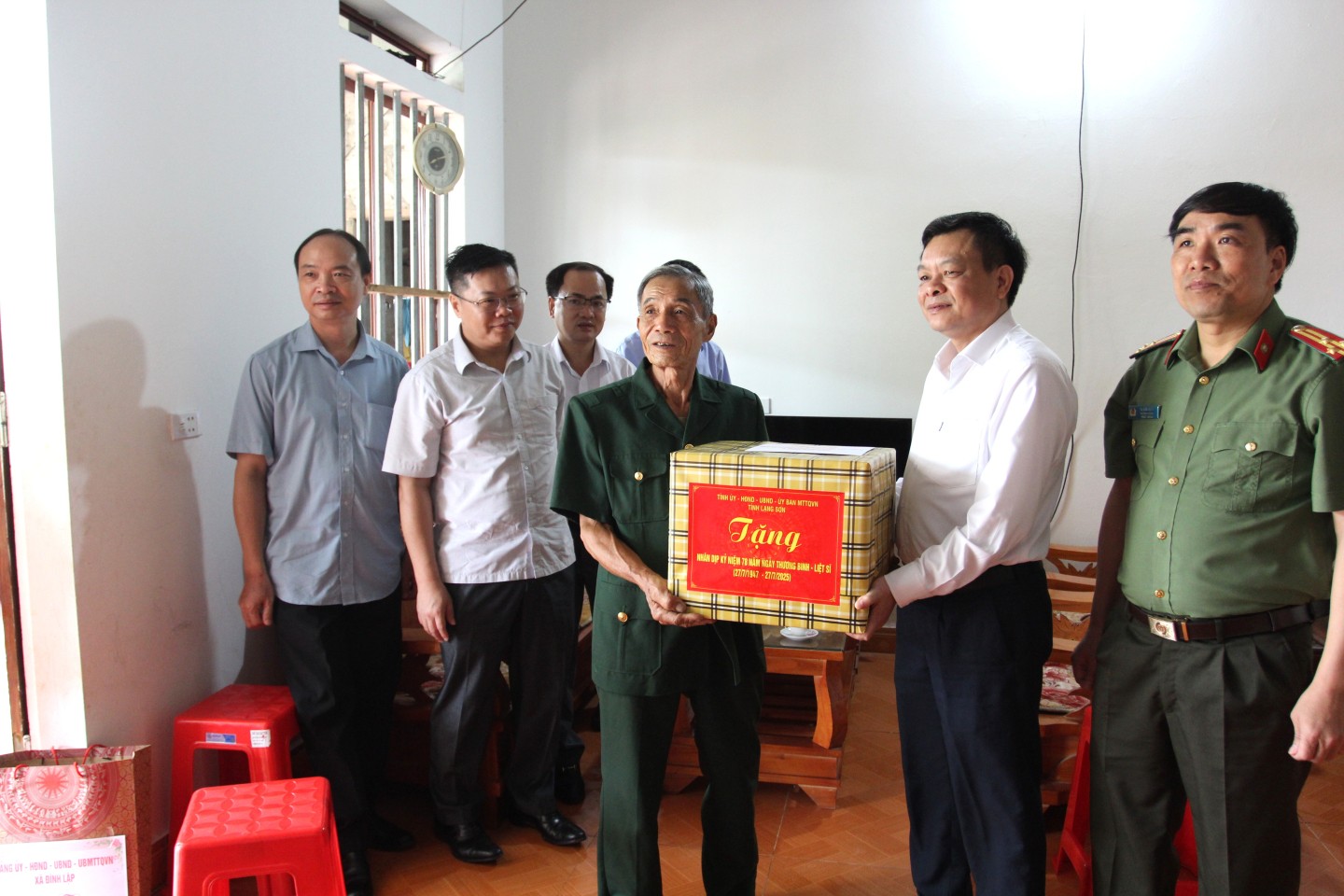 Đồng chí Nguyễn Quốc Khánh trao quà cho ông Tô Xuân Lâm