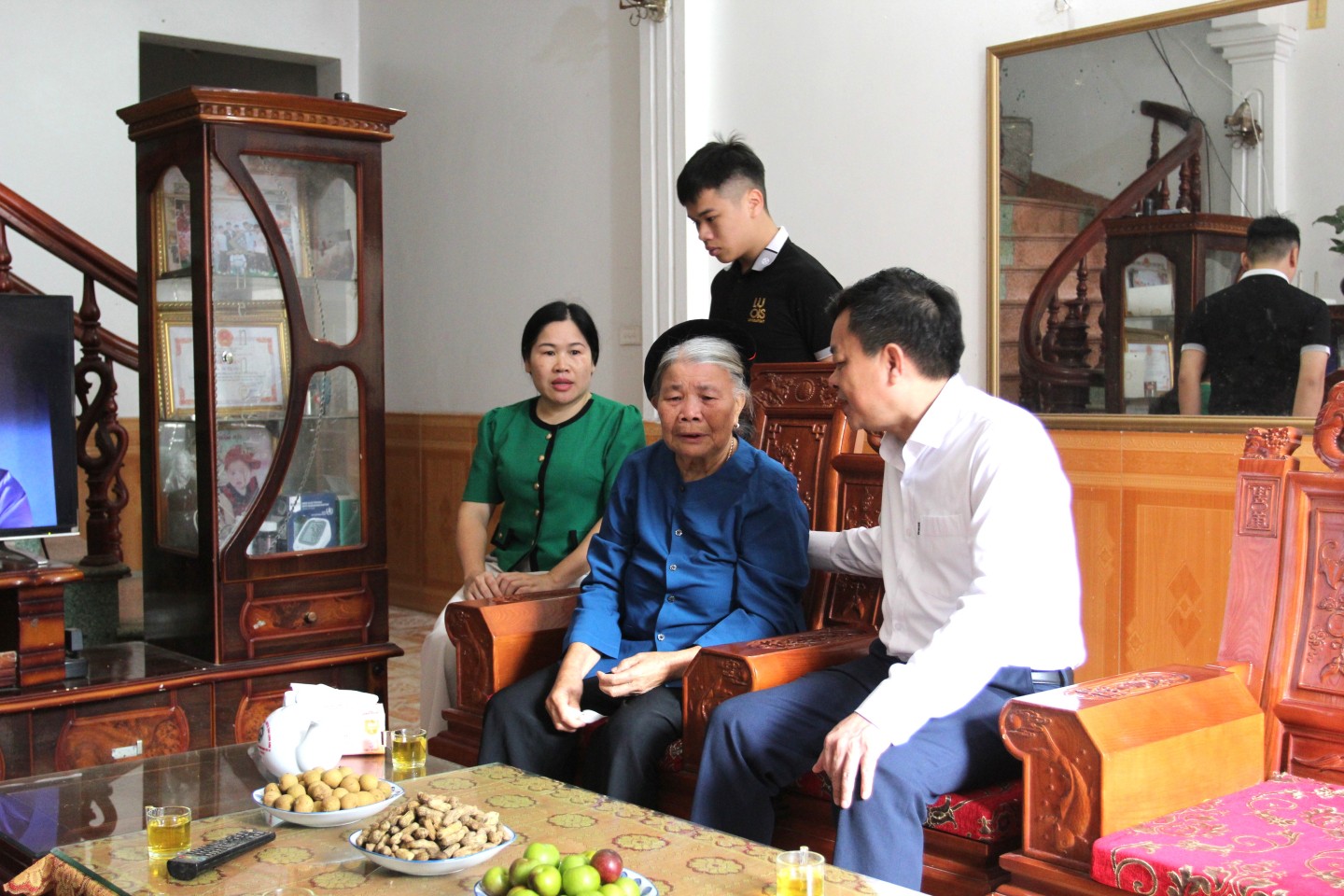 Đồng chí Nguyễn Quốc Khánh, Ủy viên Ban Thường vụ Tỉnh ủy, Trưởng Ban Tuyên giáo và Dân vận Tỉnh uỷ hỏi thăm tình hình gia đình bà Hoàng Thị Xi, Khu 4, xã Đình Lập
