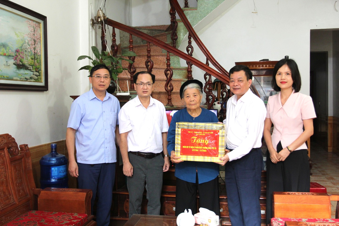 Đồng chí Nguyễn Quốc Khánh và các thành viên đoàn công tác trao quà cho bà Hoàng Thị Xi
