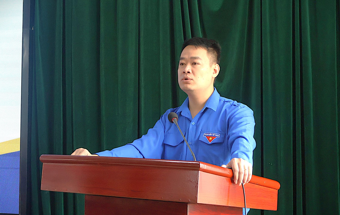 Đồng chí Đoàn Thành Công, Bí thư Đoàn TNCS Hồ Chí Minh tỉnh, Trưởng Ban Công tác Đoàn và Thanh thiếu nhi, Ủy ban Mặt trận Tổ quốc Việt Nam tỉnh phát biểu tại hội nghị