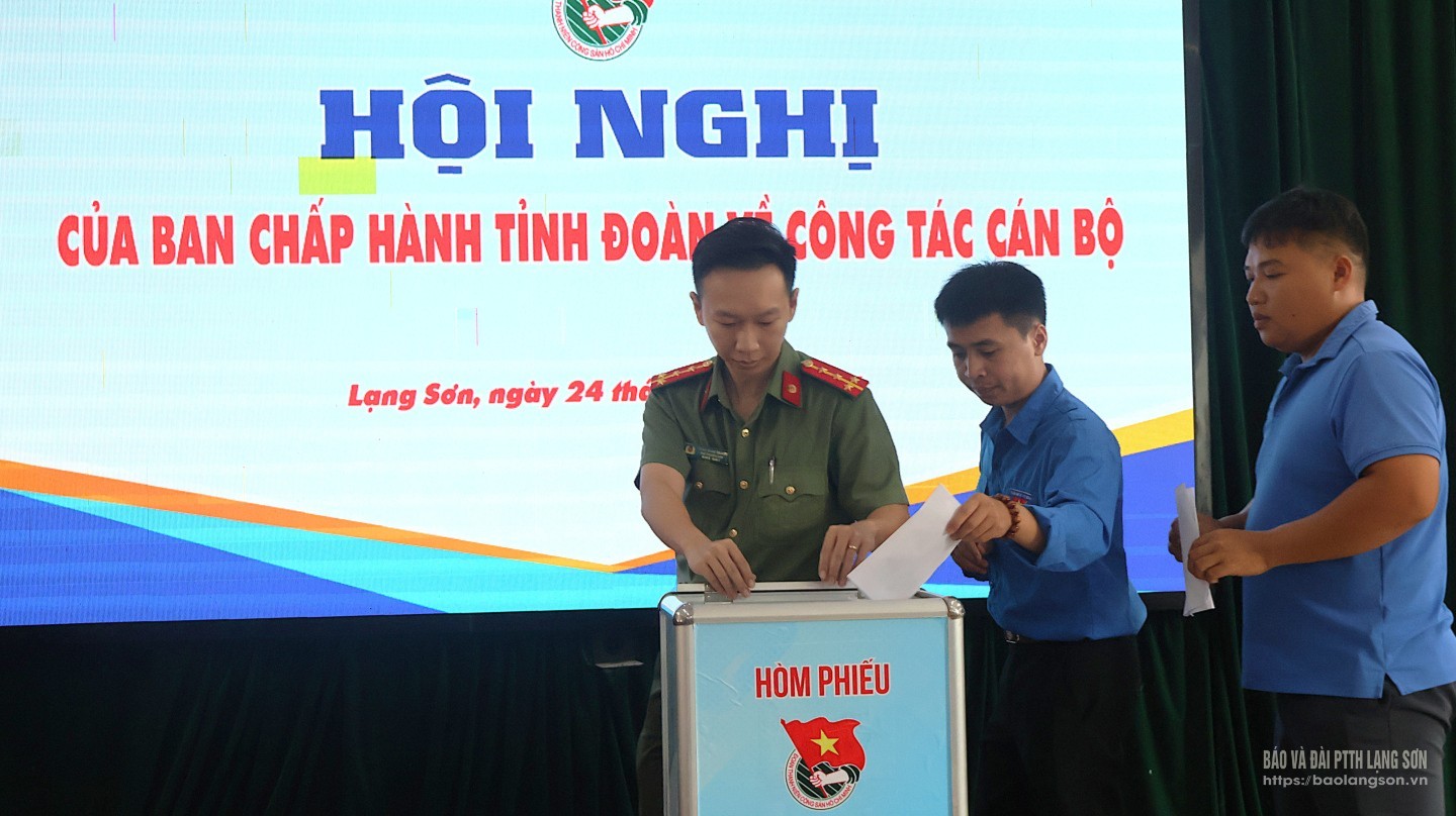 Các đại biểu thực hiện quy trình bỏ phiếu bầu Ban Thường vụ, Ban Chấp hành, cán bộ chủ chốt Đoàn TNCS Hồ Chí Minh tỉnh.