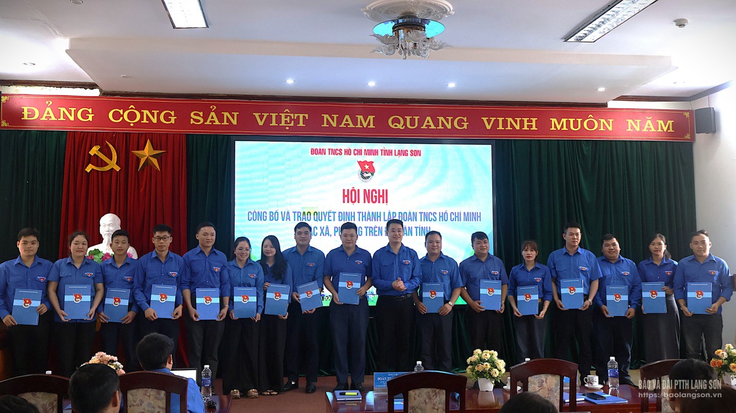 Lãnh đạo Đoàn TNCS Hồ Chí Minh tỉnh trao quyết định thành lập tổ chức Đoàn TNCS Hồ Chí Minh các xã, phường sau sáp nhập.