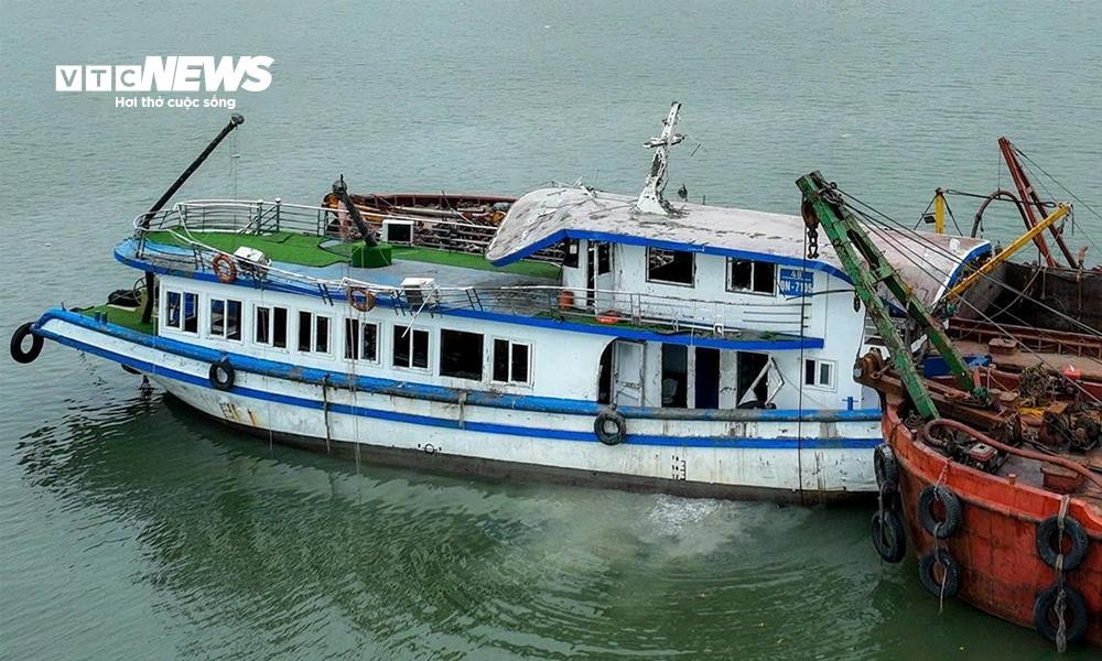 Tàu Vịnh Xanh 58 được trục vớt và lai dắt về khu vực gần Nhà máy đóng tàu Hạ Long để phục vụ việc khám nghiệm