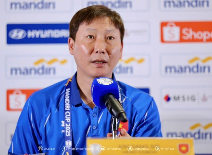 HLV Kim Sang-sik trong buổi họp báo chiều 24/7