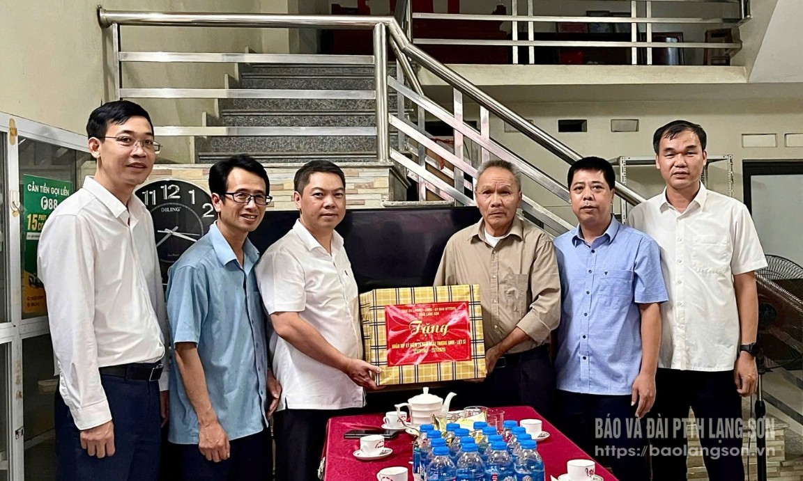 Đồng chí Đoàn Thanh Sơn, Phó Chủ tịch UBND tỉnh cùng đoàn công tác tặng quà thương binh Lăng Văn Ích
