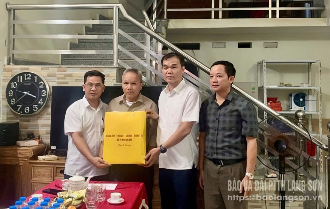 Lãnh đạo Đảng ủy, HĐND, UBND, Ủy ban MTTQ Việt Nam xã Vân Nham tặng quà thương binh Lăng Văn Ích