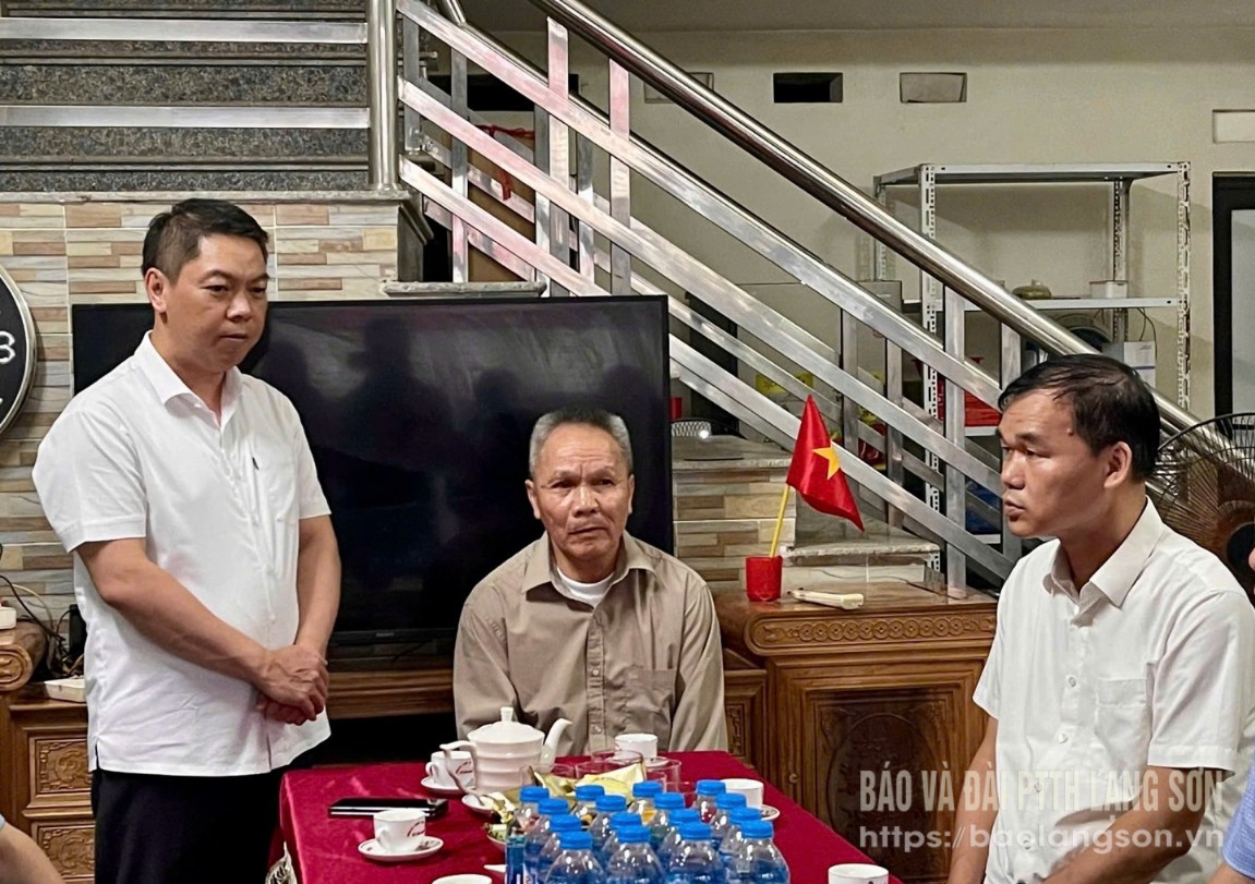 Đồng chí Đoàn Thanh Sơn, Phó Chủ tịch UBND tỉnh cùng các thành viên trong đoàn hỏi thăm sức khỏe, gửi lời tri ân đến thương binh Lăng Văn Ích