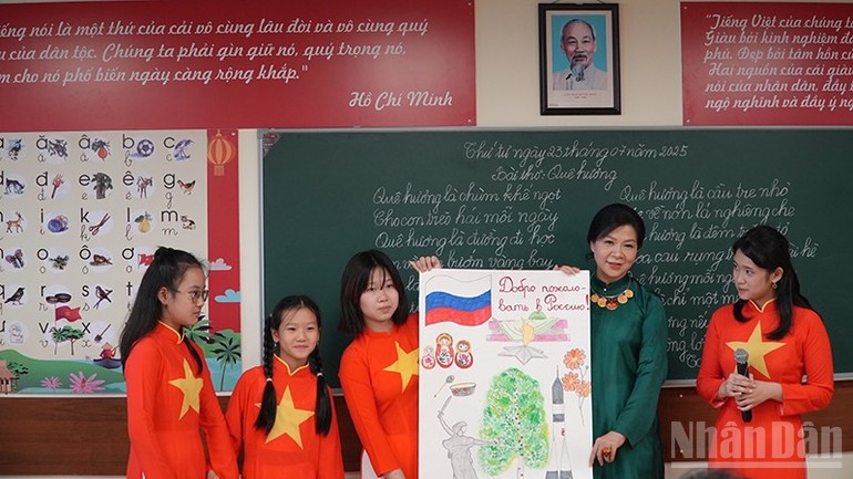 Các em học sinh tặng Phu nhân Ngô Phương Ly bức tranh do chính các em vẽ
