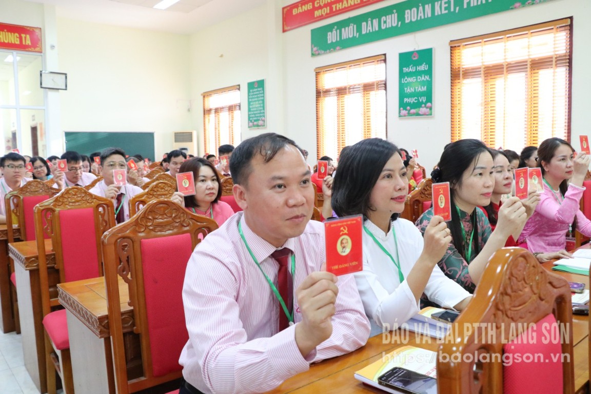 Các đại biểu biểu quyết thông qua Nghị quyết Đại hội Đảng bộ NHCSXH tỉnh, nhiệm kỳ 2025 - 2030
