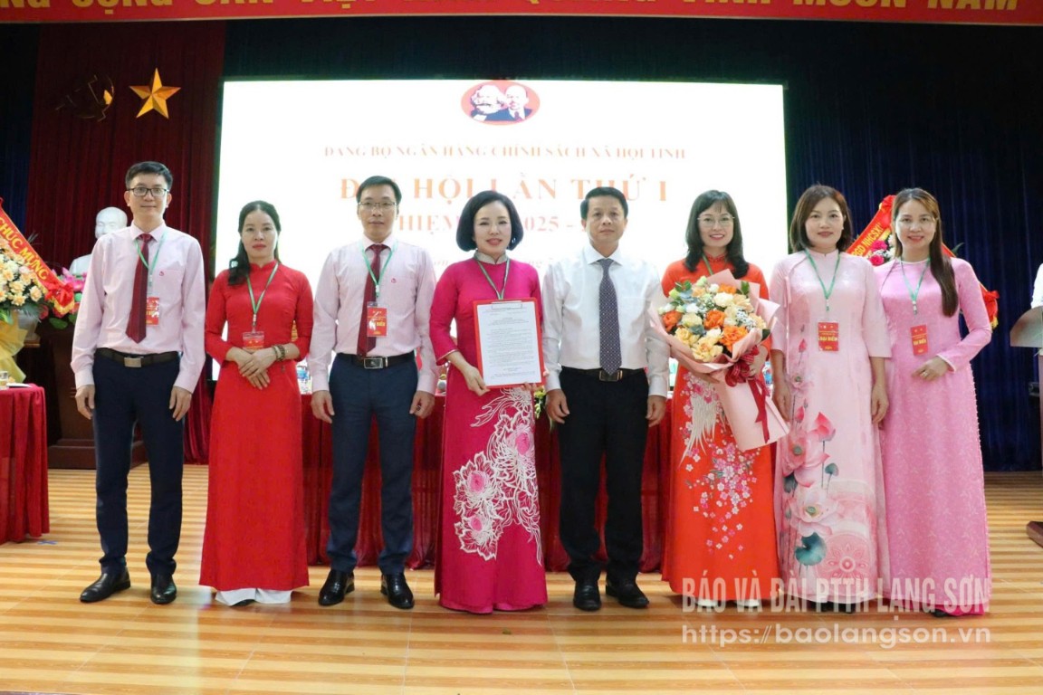 Đồng chí Nguyễn Quang Tuấn, Tỉnh ủy viên, Phó Bí thư Đảng ủy UBND tỉnh trao Quyết định và tặng hoa chúc mừng Ban Chấp hành, các chức danh chủ chốt Đảng bộ NHCSXH tỉnh