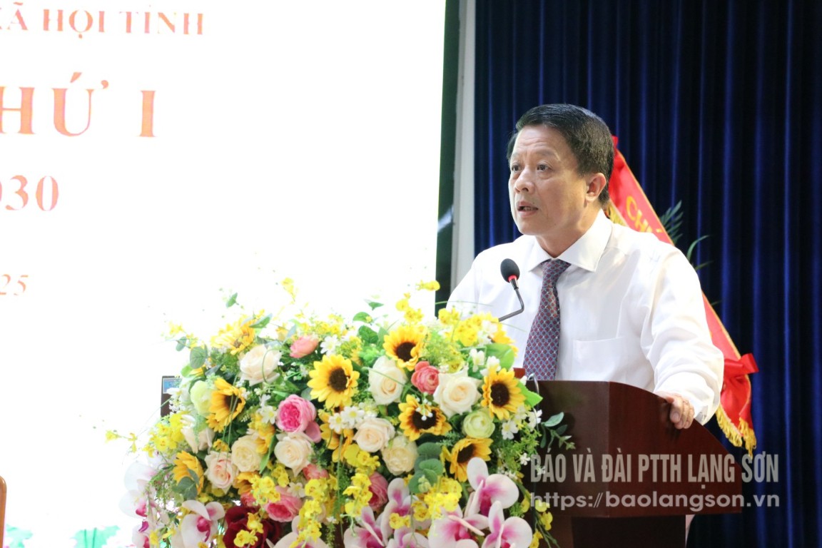 Đồng chí Nguyễn Quang Tuấn, Tỉnh ủy viên, Phó Bí thư Đảng ủy UBND tỉnh phát biểu tại đại hội