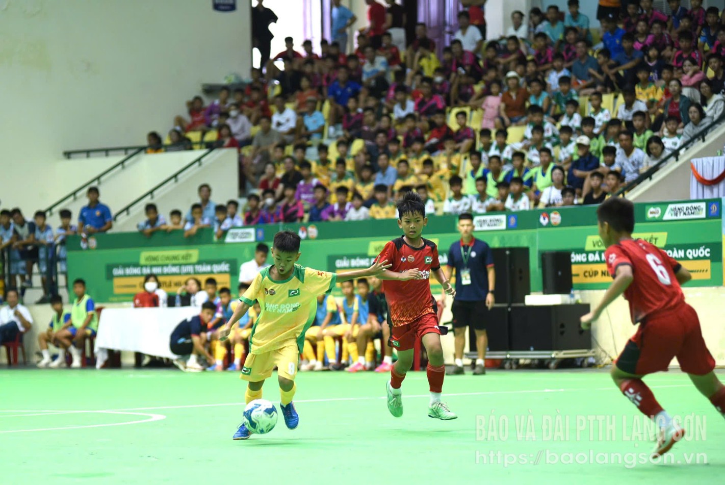 Cầu thủ U11 Lạng Sơn (áo vàng) trong trận đấu với U11 Quảng Nam