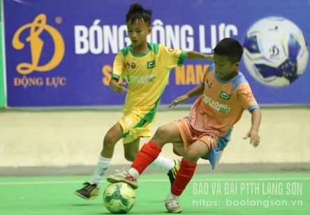 Cầu thủ U11 Lạng Sơn (áo cam) trong trận thi đấu với U11 Bà Rịa Vũng Tàu