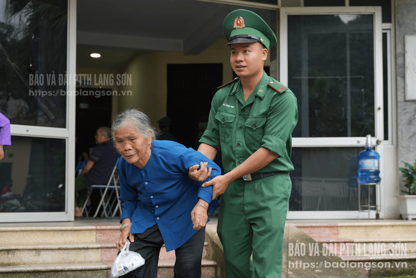 Cán bộ, chiến sĩ Đồn Biên phòng Tân Thanh hỗ trợ người có công, gia đình chính sách đến khám, tư vấn, cấp phát thuốc