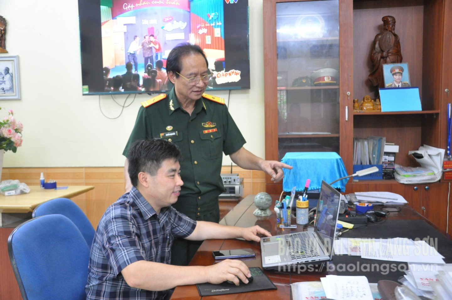 Bệnh binh Nguyễn Trọng Hảo, Chủ tịch Hội đồng quản trị Công ty Cổ phần Xuất nhập khẩu thiết bị phụ tùng hướng dẫn nhân viên làm việc tại công ty 