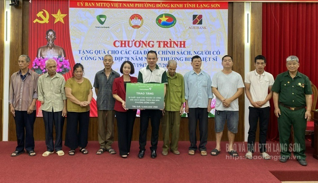 Ngân hàng Thương mại Cổ phần Ngoại thương Việt Nam Chi nhánh Lạng Sơn tặng quà gia đình chính sách trên địa bàn phường Đông Kinh nhân dịp kỷ niệm 78 năm ngày thương binh - liệt sĩ