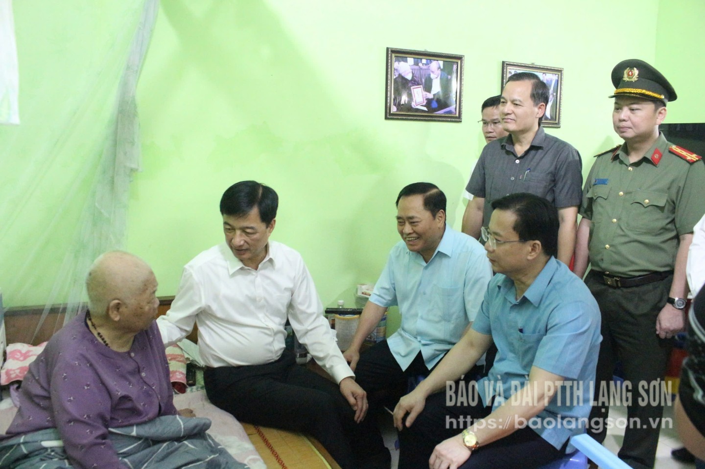 Các đồng chí lãnh đạo Trung ương, lãnh đạo tỉnh thăm hỏi Mẹ Việt Nam anh hùng Nguyễn Thị Kim nhân kỷ niệm 78 năm ngày Thương binh - Liệt sĩ (27/7/1947-27/7/2025)                                                                                                                                                                                                                                                                                                                                                                                                                                    Ảnh: HOÀNG NHƯ                                                                                                                                     