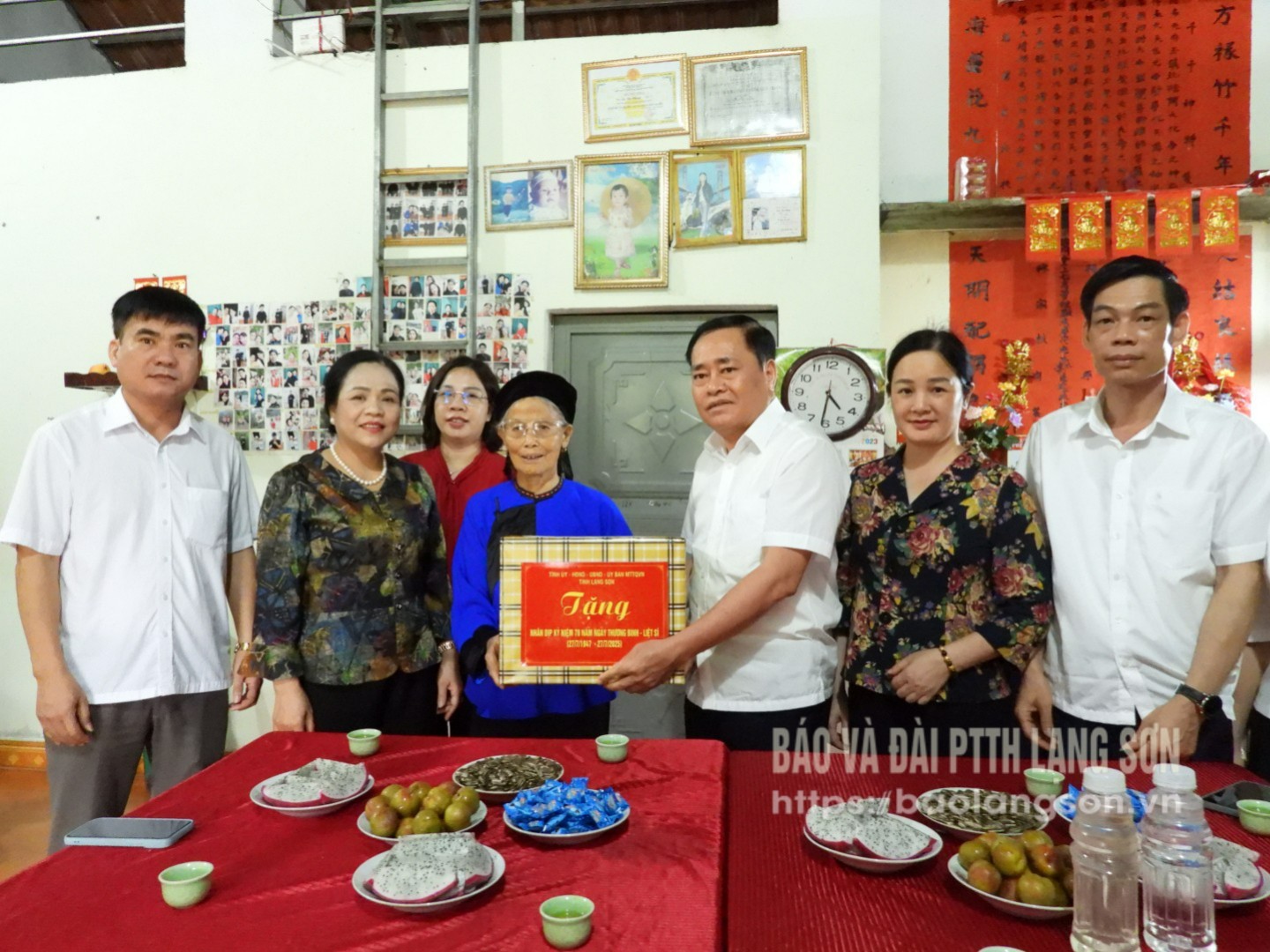 Đồng chí Hồ Tiến Thiệu, Phó Bí thư Tỉnh uỷ, Chủ tịch UBND tỉnh (Thứ 3 từ phải sang) và các thành viên đoàn công tác tặng quà cho bà Lý Thị Nhình