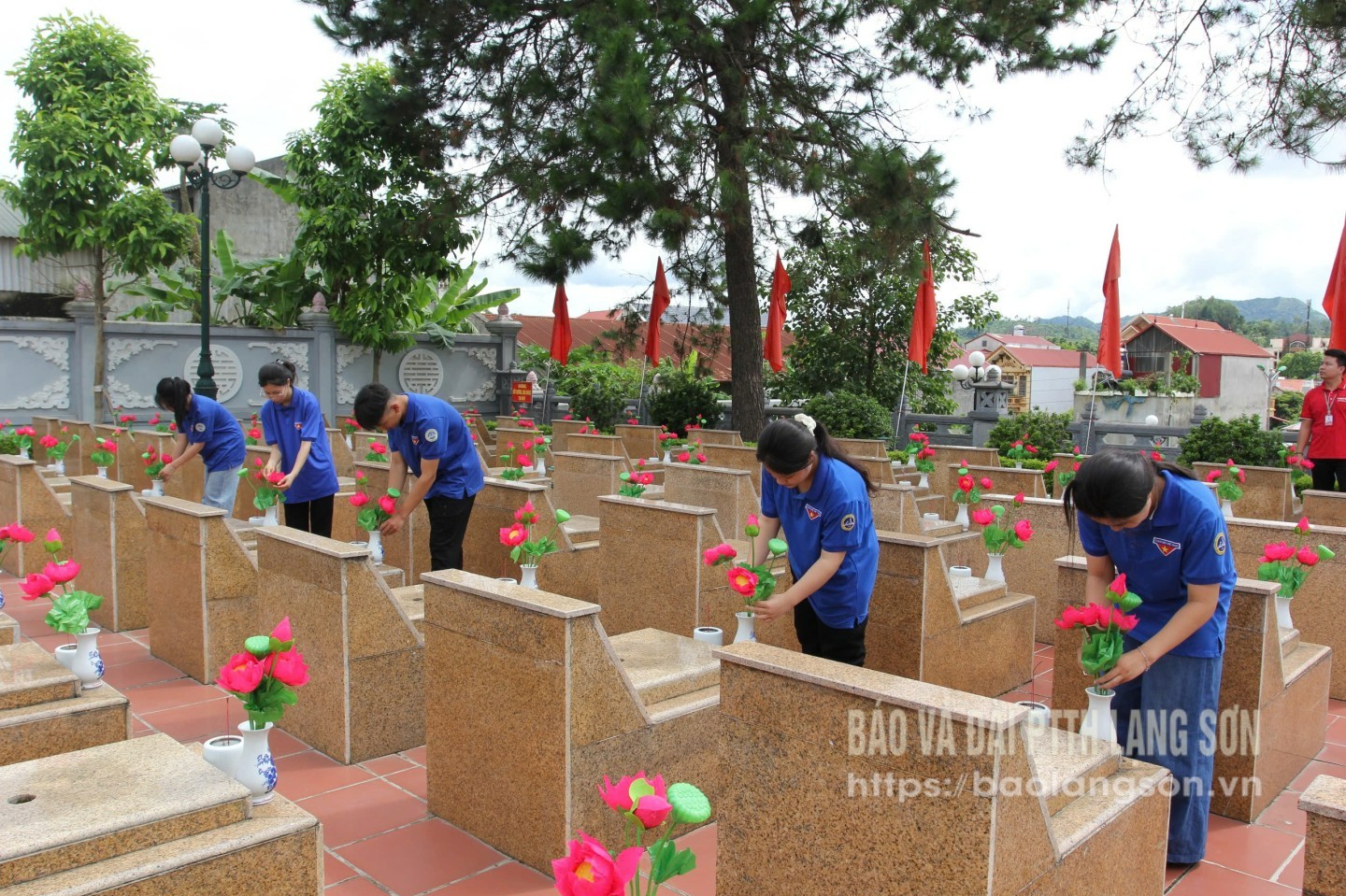 Đoàn viên thanh niên phường Tam Thanh chăm sóc mộ liệt sĩ tại Nghĩa trang liệt sĩ thành phố Lạng Sơn - Ảnh: HOÀNG VƯƠNG 