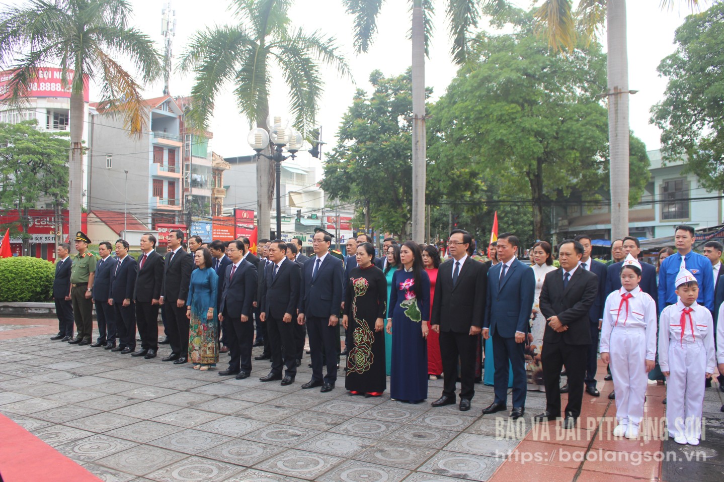 Đoàn đại biểu thực hiện nghi lễ tại Khuôn viên lưu niệm Chủ tịch Hồ Chí Minh