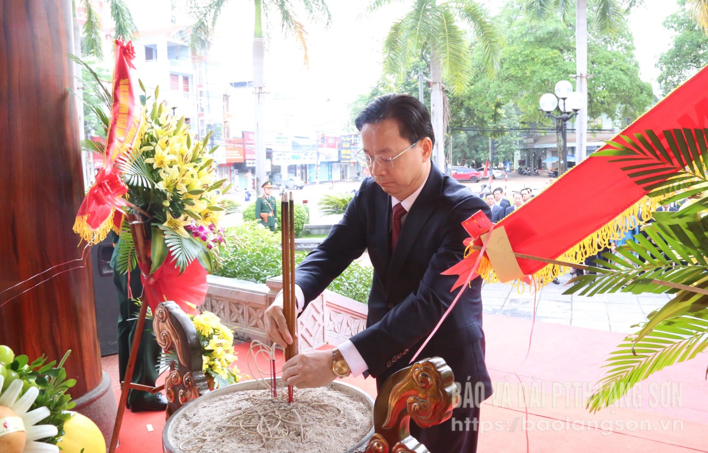 Đồng chí Hoàng Văn Nghiệm, Bí thư Tỉnh uỷ, Trưởng Đoàn Đại biểu Quốc hội tỉnh dâng hương tại Khuôn viên lưu niệm Chủ tịch Hồ Chí Minh
