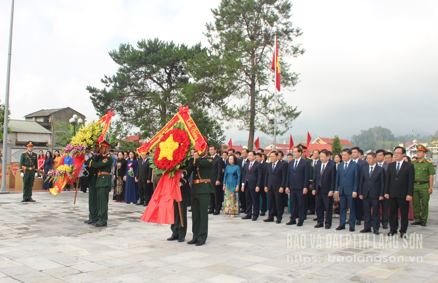 Đoàn đại biểu dâng hoa tại Nghĩa trang liệt sĩ thành phố Lạng Sơn