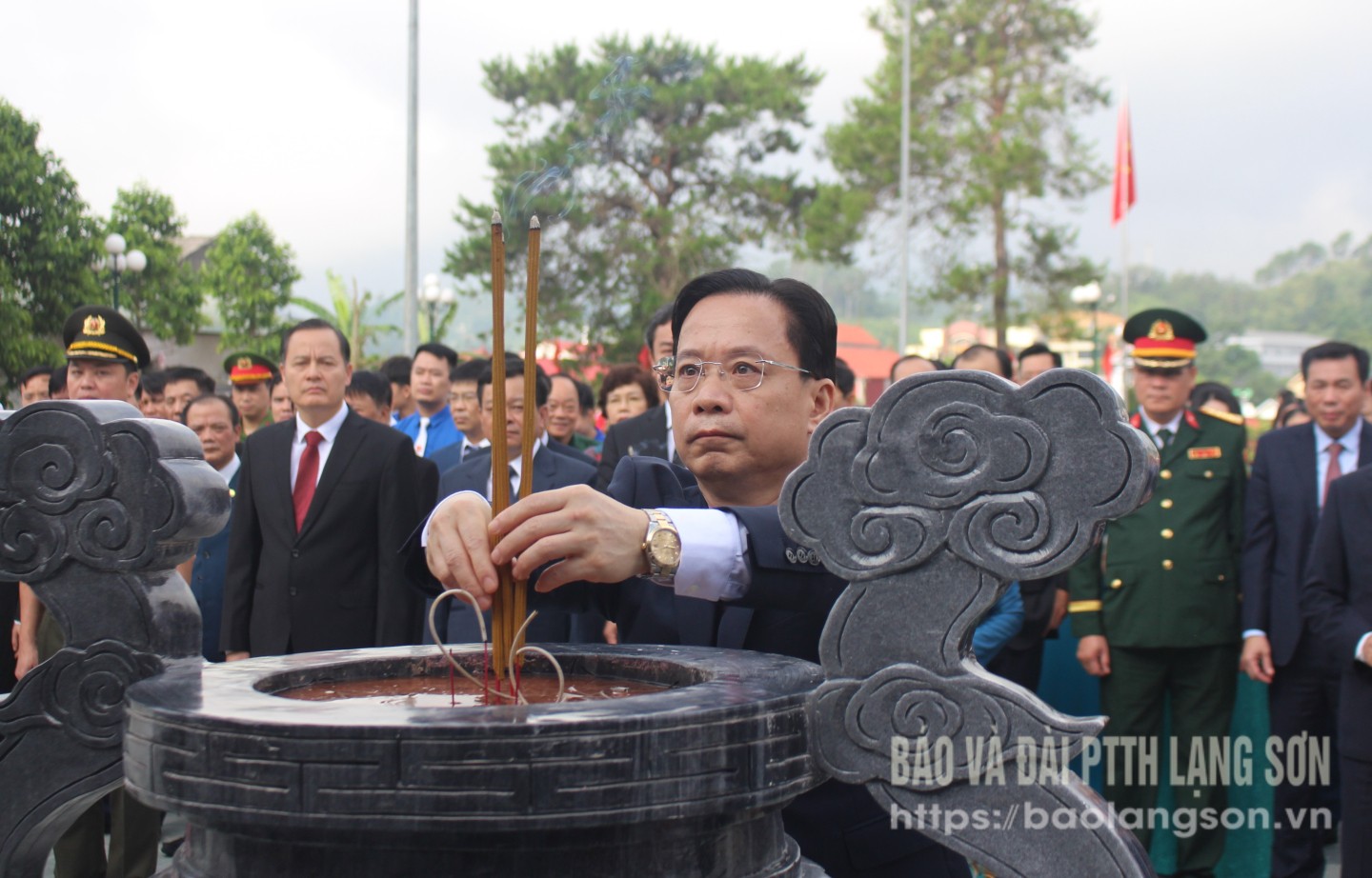 Đồng chí Hoàng Văn Nghiệm, Bí thư Tỉnh uỷ, Trưởng Đoàn Đại biểu Quốc hội tỉnh dâng hương tại Nghĩa trang liệt sĩ thành phố Lạng Sơn