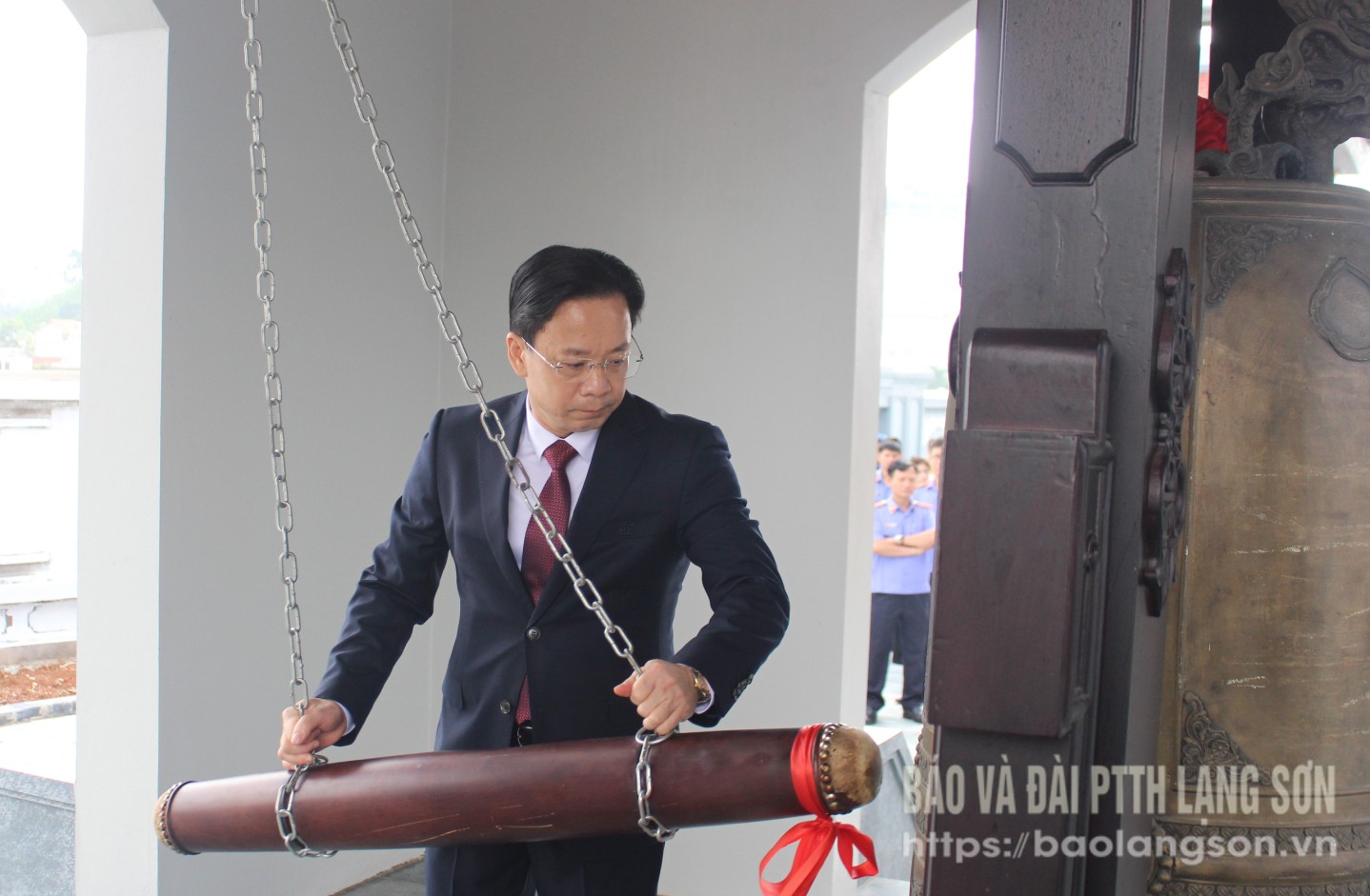 Đồng chí Hoàng Văn Nghiệm, Bí thư Tỉnh uỷ, Trưởng Đoàn Đại biểu Quốc hội tỉnh thỉnh chuông tại Nghĩa trang liệt sĩ thành phố Lạng Sơn
