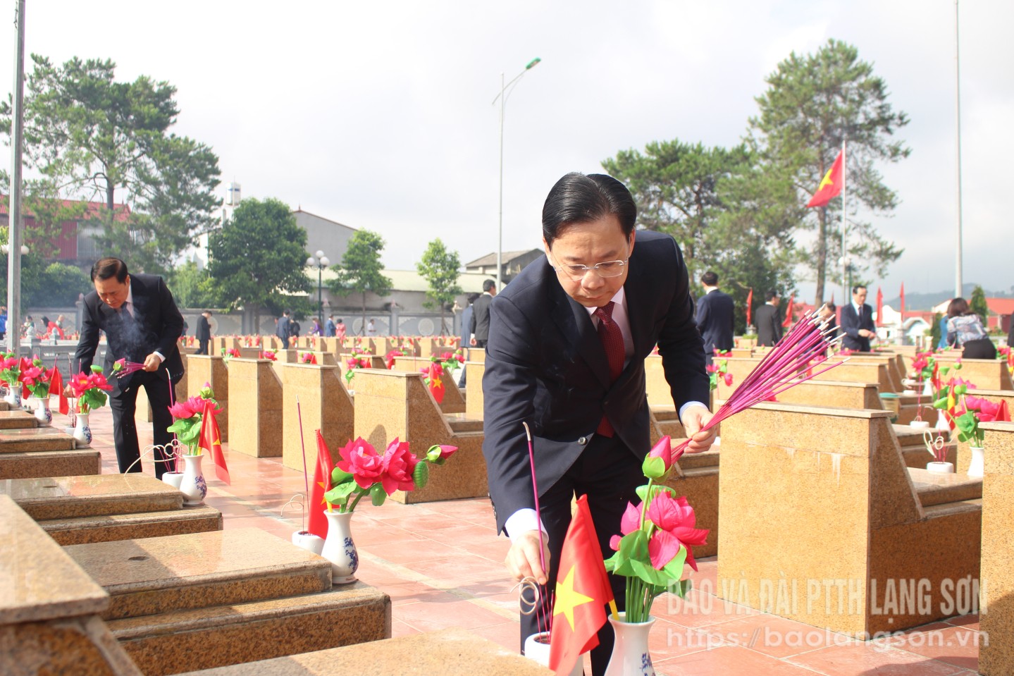 Đồng chí Hoàng Văn Nghiệm, Bí thư Tỉnh uỷ, Trưởng Đoàn Đại biểu Quốc hội tỉnh thắp hương phần mộ liệt sĩ tại Nghĩa trang liệt sĩ thành phố Lạng Sơn