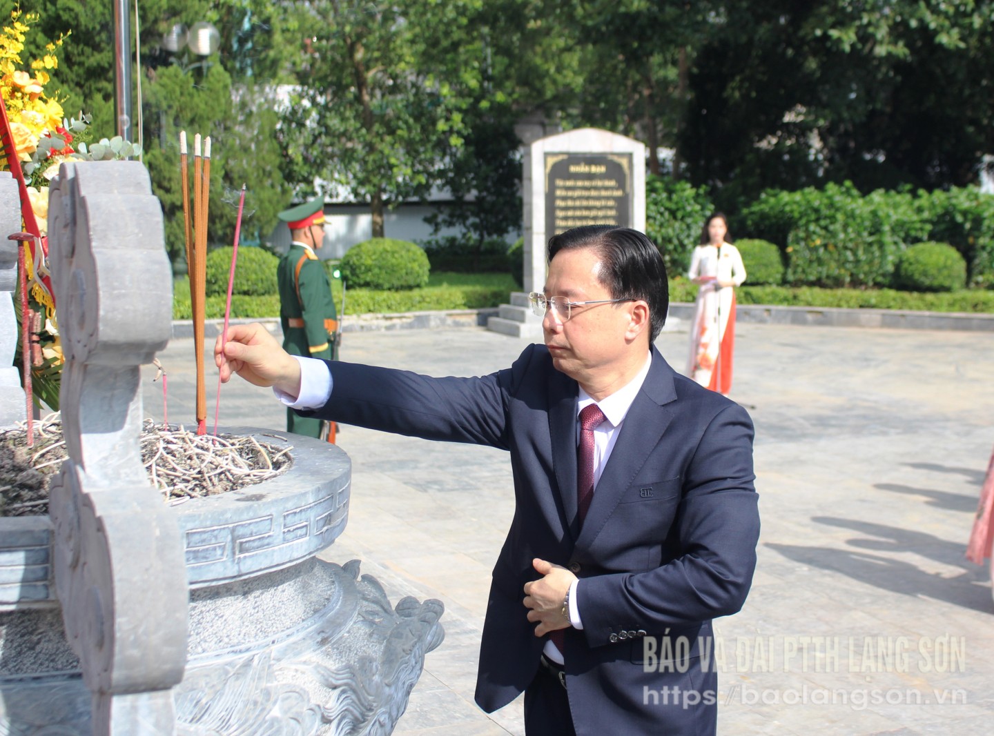 Đồng chí Hoàng Văn Nghiệm, Bí thư Tỉnh uỷ, Trưởng Đoàn Đại biểu Quốc hội tỉnh dâng hương tại tượng đài đồng chí Hoàng Văn Thụ