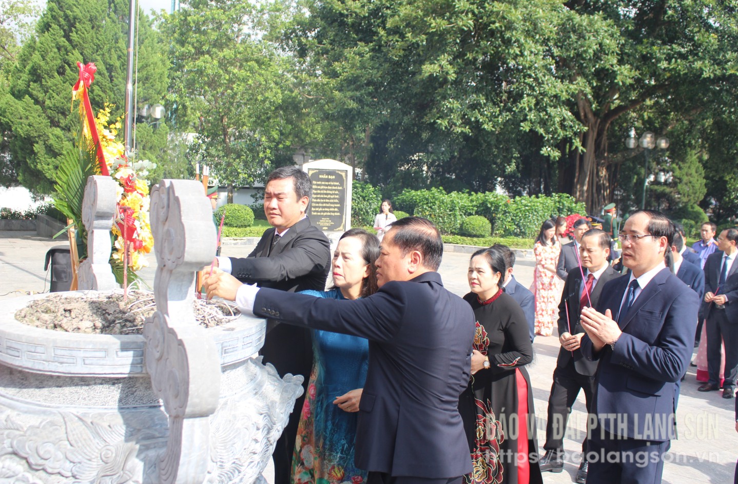 Các đồng chí lãnh đạo tỉnh dâng hương tại tượng đài đồng chí Hoàng Văn Thụ