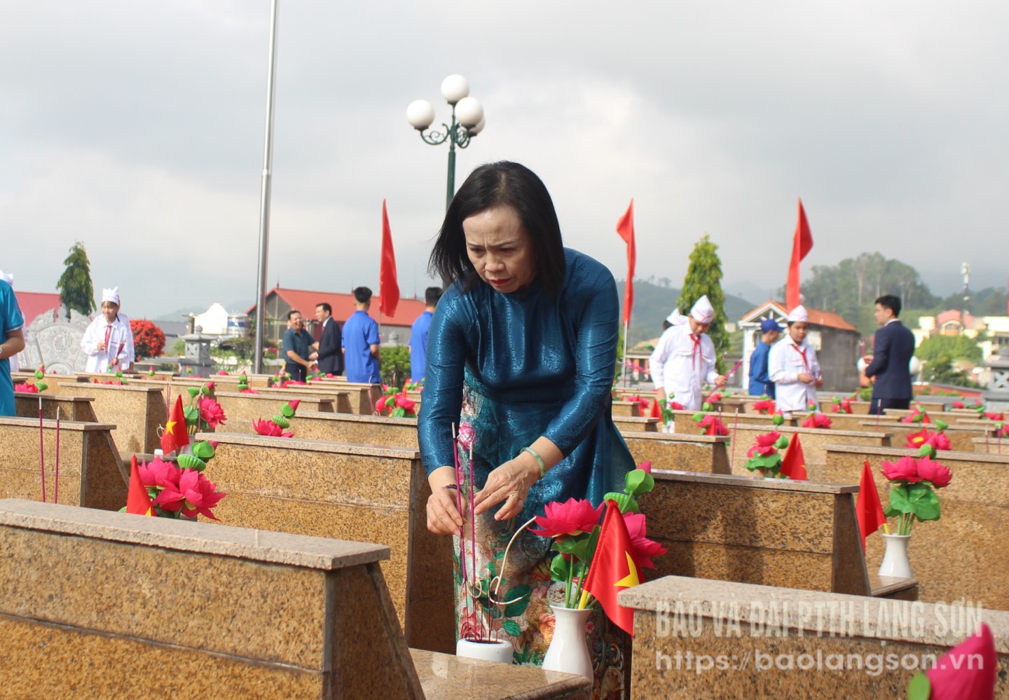 Đồng chí Đoàn Thị Hậu, Phó Bí thư Thường trực Tỉnh uỷ, Chủ tịch HĐND tỉnh thắp hương phần mộ liệt sĩ tại Nghĩa trang liệt sĩ thành phố Lạng Sơn