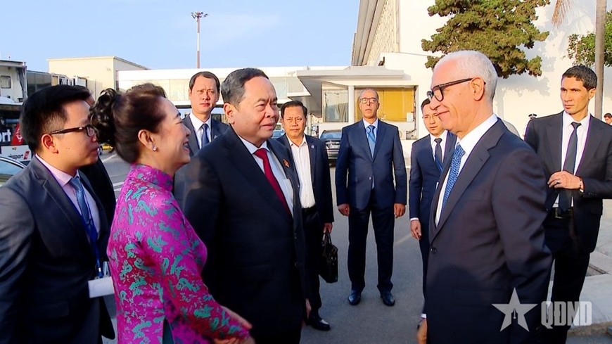 Chủ tịch Hạ viện Morocco Rachid Talbi Alami đón Chủ tịch Quốc hội Trần Thanh Mẫn và phu nhân. 