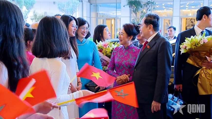 Cán bộ Đại sứ quán và đại diện cộng đồng người Việt Nam tại Morocco đón Chủ tịch Quốc hội Trần Thanh Mẫn và phu nhân. 