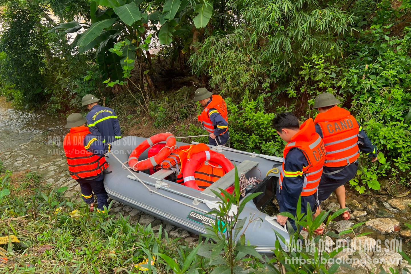 Lực lượng chức năng triển khai phương tiện tìm kiếm nạn nhân đuối nước