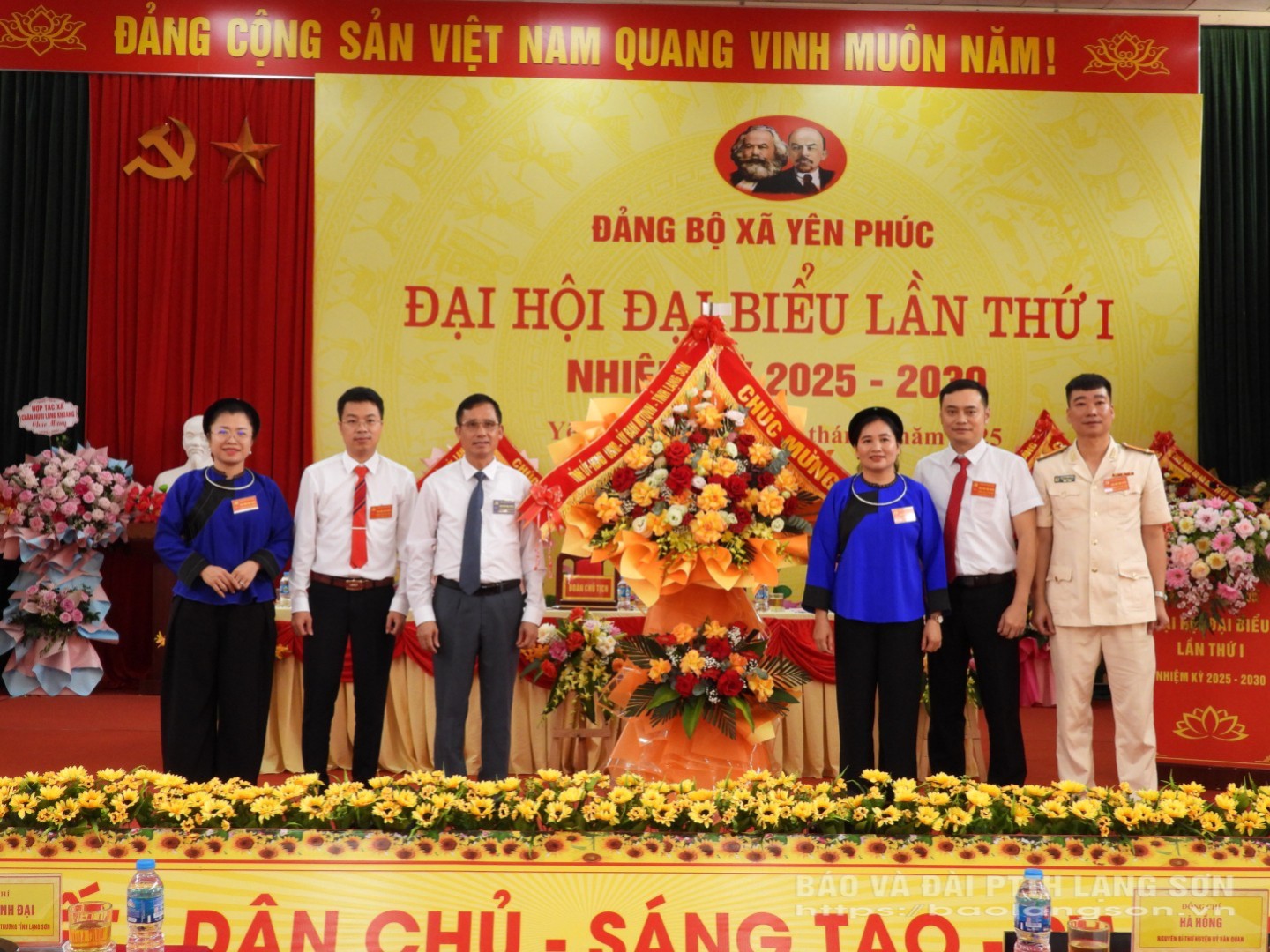 Thay mặt các đồng chí lãnh đạo tỉnh, đồng chí Nguyễn Đình Đại tặng hoa chúc mừng Đại hội