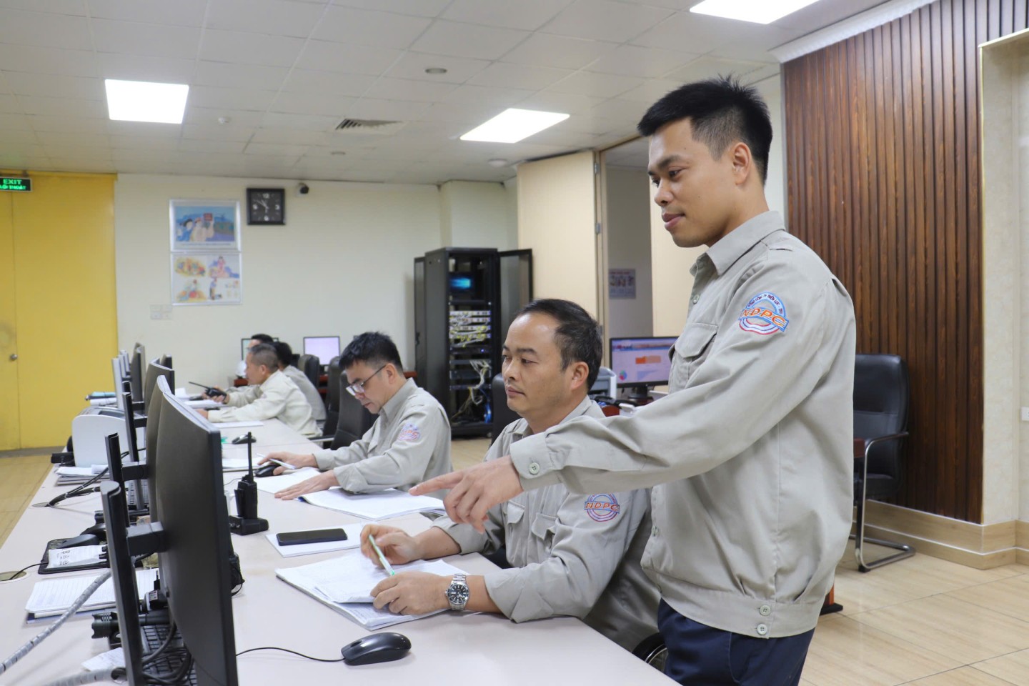 Cán bộ, nhân viên Công ty Nhiệt điện Na Dương - TKV vận hành hệ thống DCS điều khiển từ xa