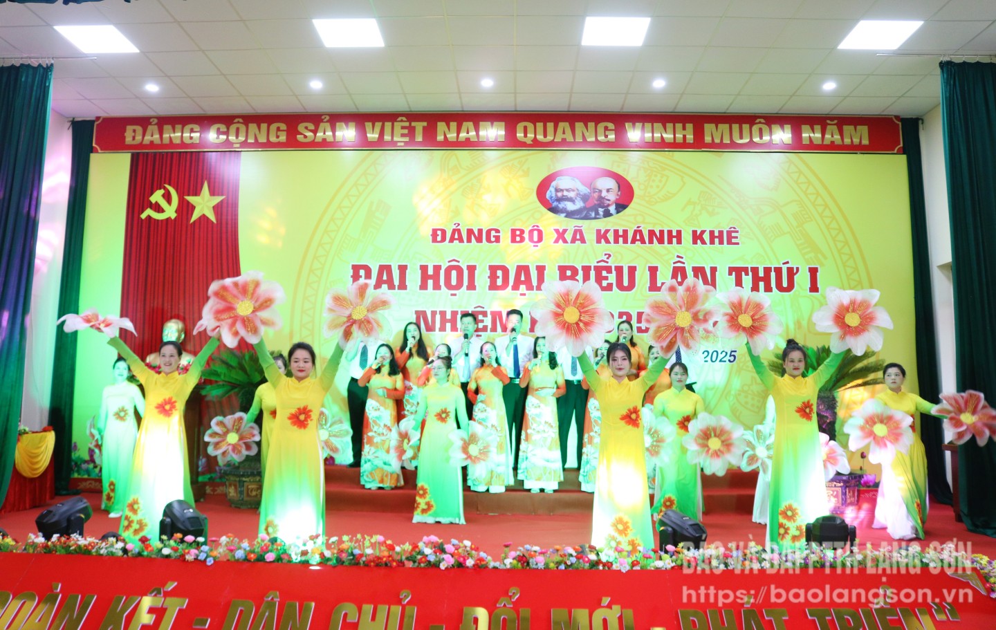 Tiết mục văn nghệ chào mừng đại hội
