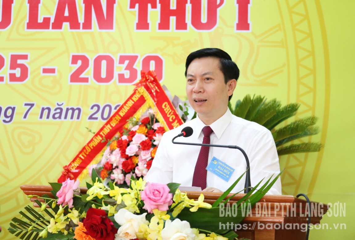 Đồng chí Nguyễn Hoàng Tùng, Ủy viên Ban Thường vụ Tỉnh ủy, Chủ tịch Ủy ban Mặt trận Tổ quốc Việt Nam tỉnh phát biểu tại đại hội