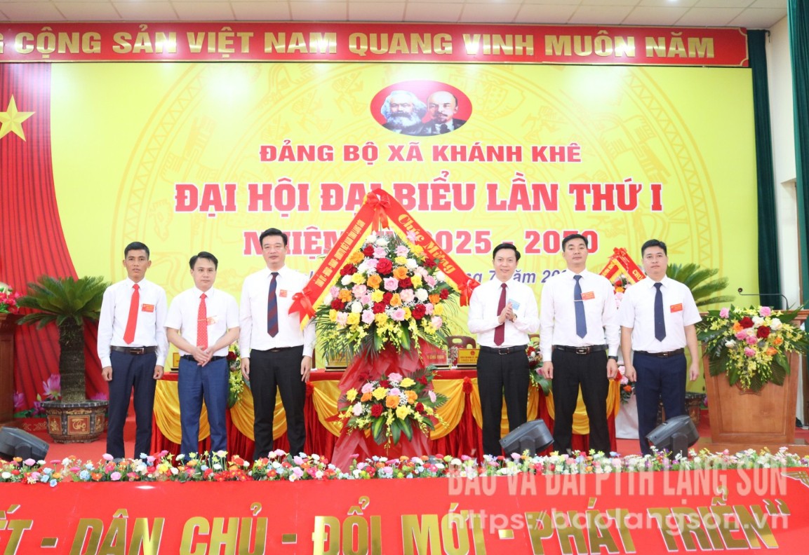 Đồng chí Chủ tịch Ủy ban Mặt trận Tổ quốc Việt Nam tỉnh tặng hoa chúc mừng đại hội