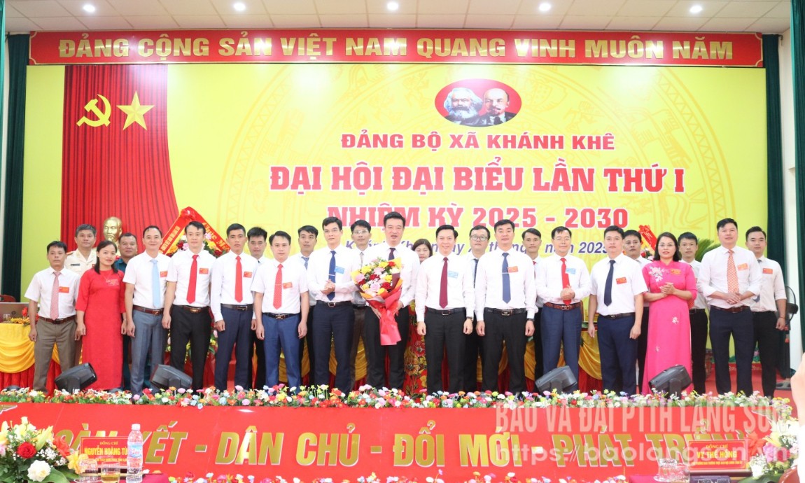Đồng chí Chủ tịch Ủy ban Mặt trận Tổ quốc Việt Nam tỉnh và lãnh đạo các ban xây dựng Đảng của tỉnh tặng hoa chúc mừng Ban Chấp hành Đảng bộ xã Khánh Khê nhiệm kỳ 2025-2030