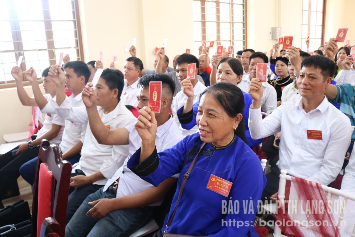 Đại biểu biểu quyết thông qua Nghị quyết Đại hội đại biểu Đảng bộ xã Khánh Khê nhiệm kỳ 2025-2030