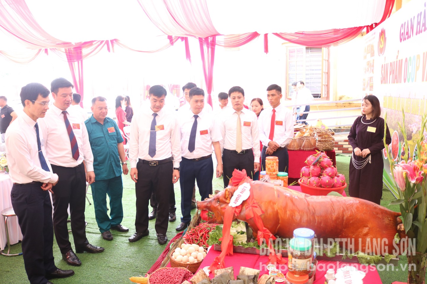 Các đại biểu tham quan gian trưng bày đặc sản địa phương