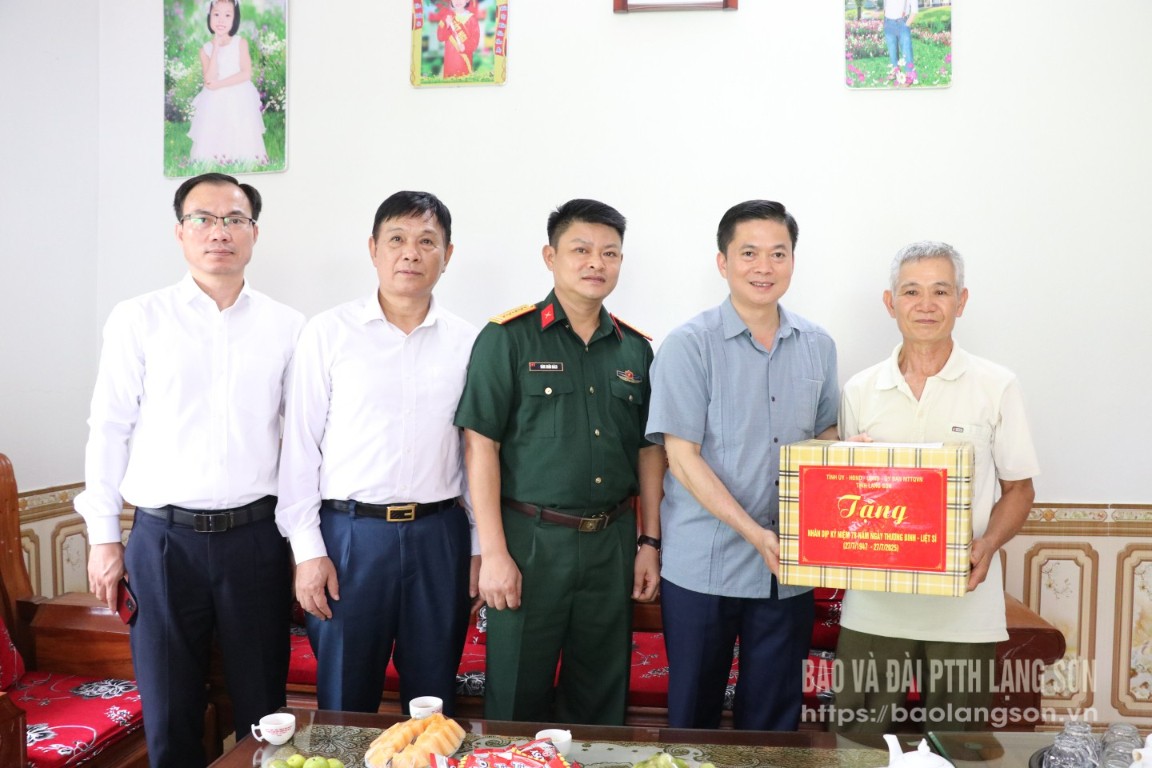 Đồng chí Đinh Hữu Học, Tỉnh ủy viên, Phó Chủ tịch Thường trực HĐND tỉnh tặng quà gia đình thương binh Mã Đình Mây